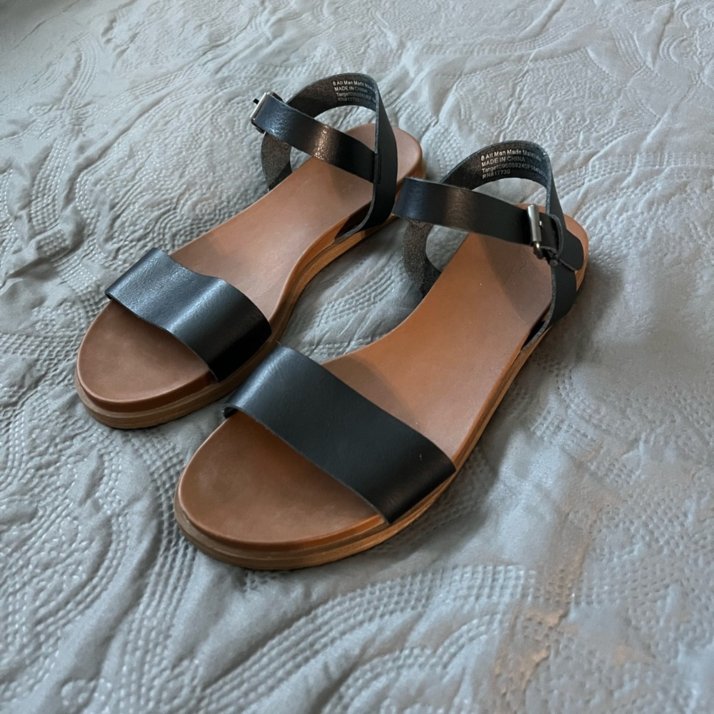 Universal Thread Sandals